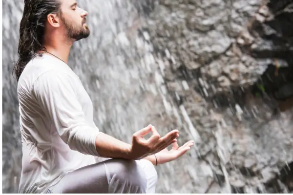 Meditação como Ferramenta de Resiliência: Mantendo a Consciência em Meio a Aglomeração Urbana