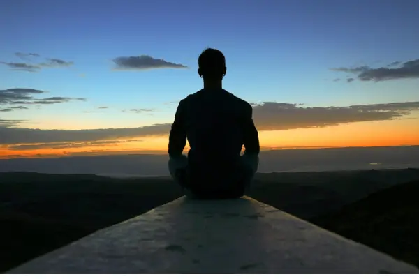 Mapeando Momentos de Tranquilidade: Roteiro de Meditação para o Coração da Metrópole